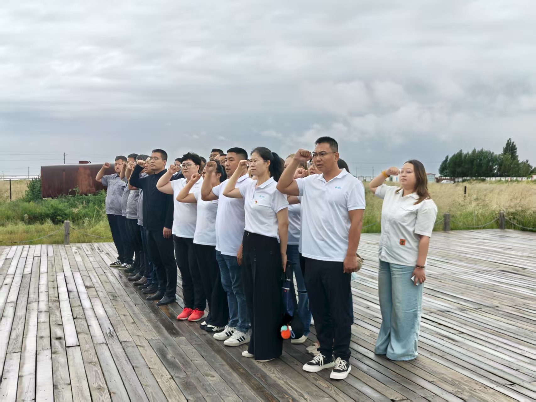 額鹽公司黨支部與東烏旗移動公司黨支部聯(lián)合開展“感黨恩，聽黨話，跟黨走”群眾教育實踐活動暨“銘記烽火歲月，傳承紅色基因”主題黨日活動